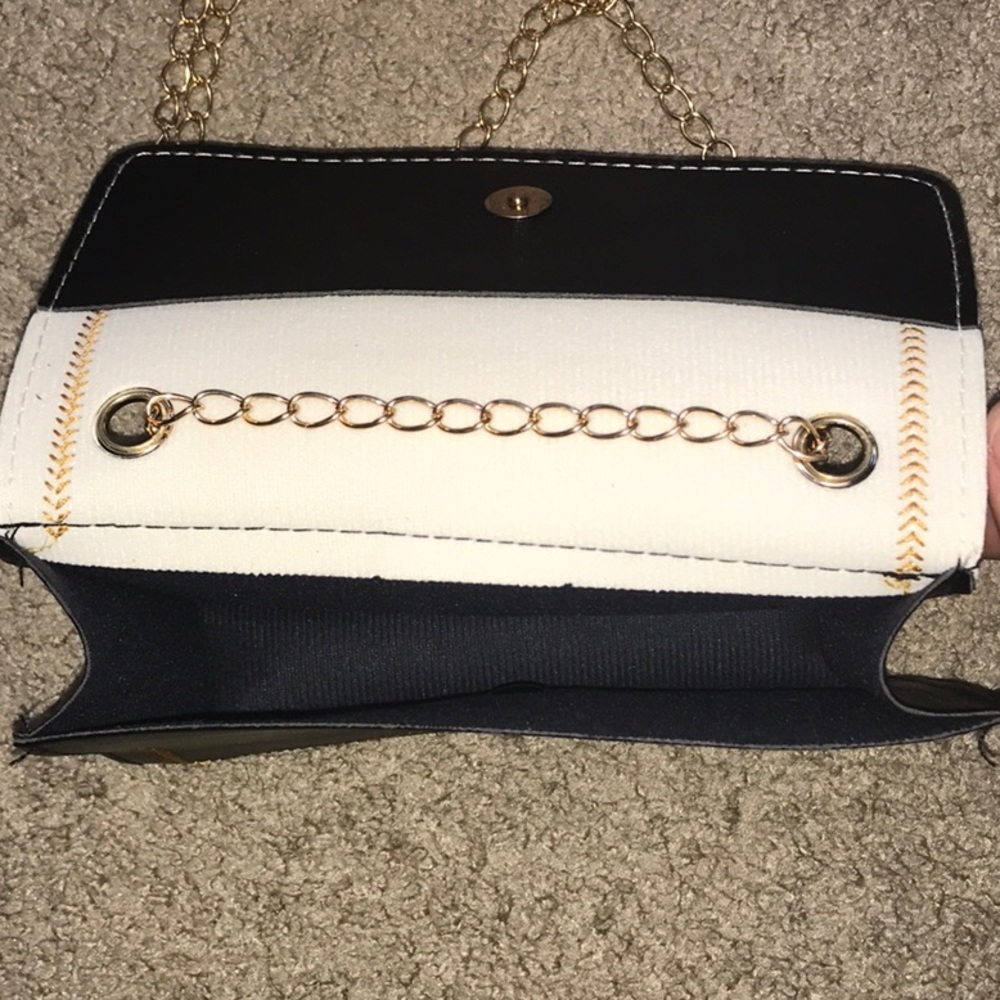 ✨SOLD🎉Black & White Embroidered Detail Chain Bag - Picture 4 of 4